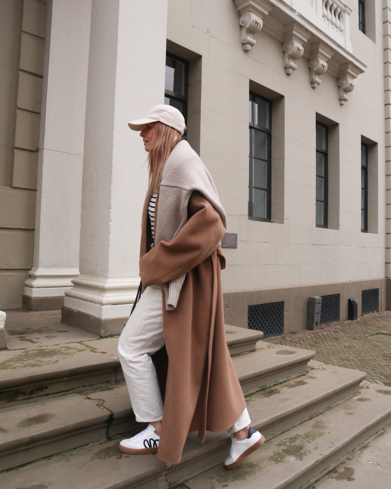 Witte leren sneakers met zwarte details