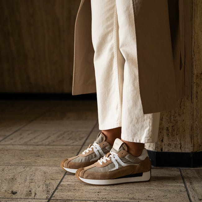 Beige suède sneakers met leren details