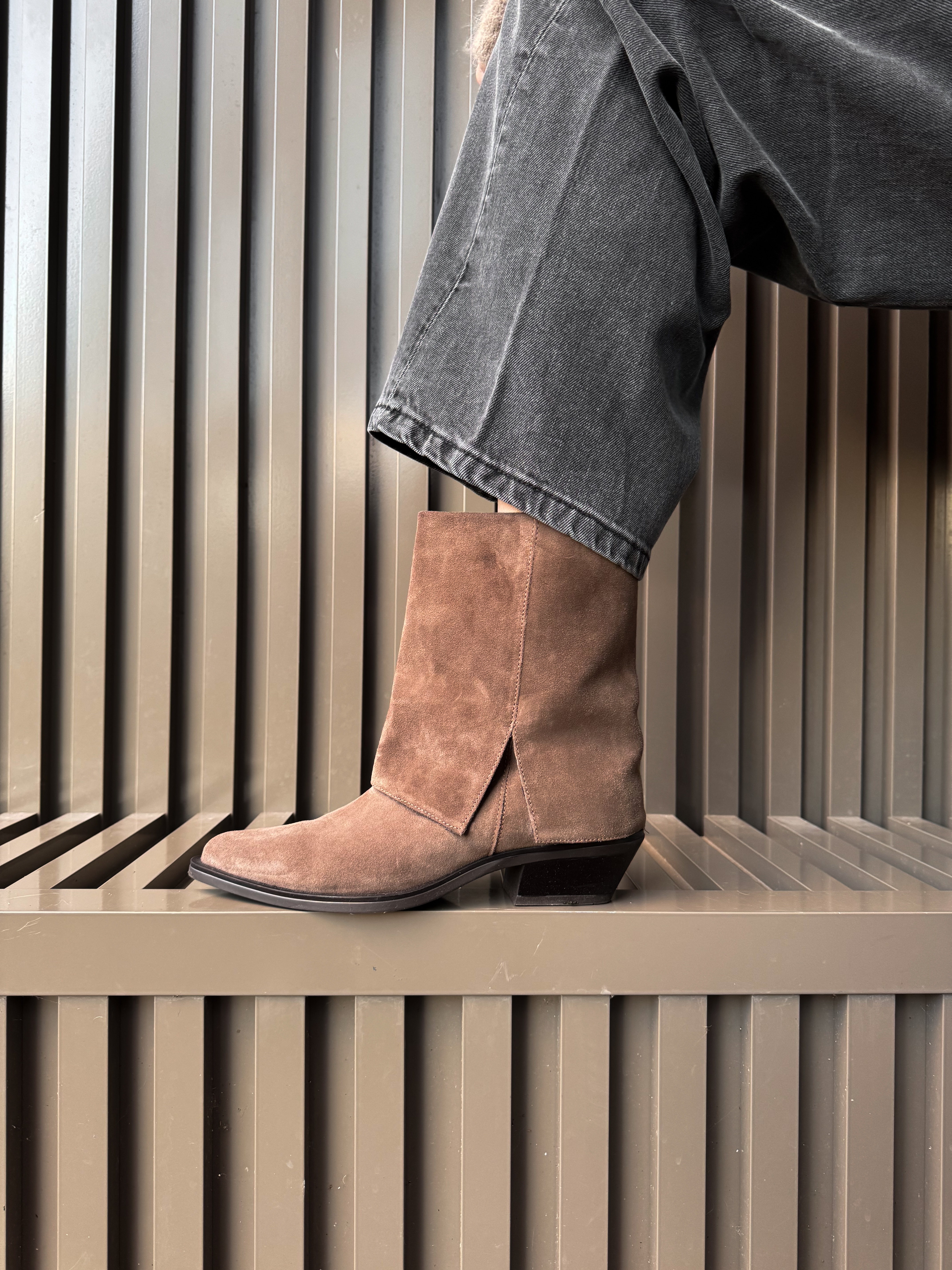 Taupe suède cowboy laarzen met flap