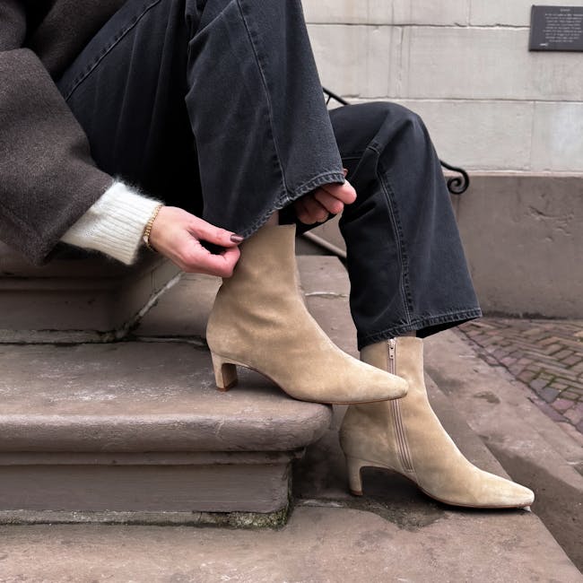 Beige suède enkellaarsjes met hak