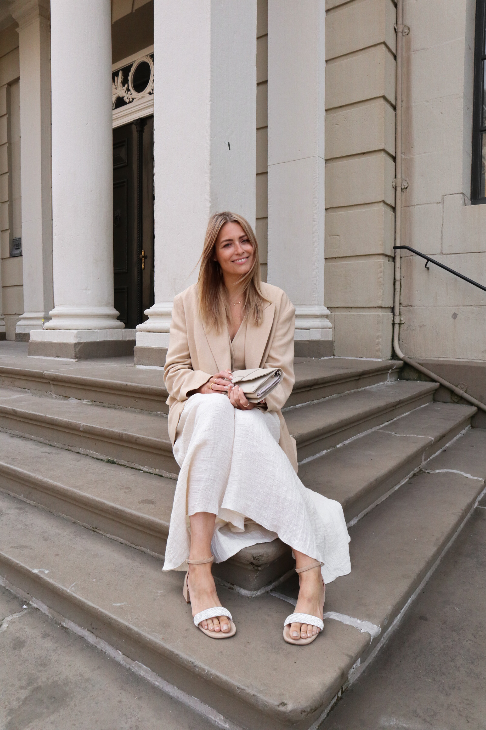 Beige suède sandalen met hak met strass
