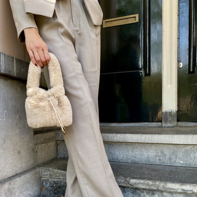 Beige fake fur mini handtas