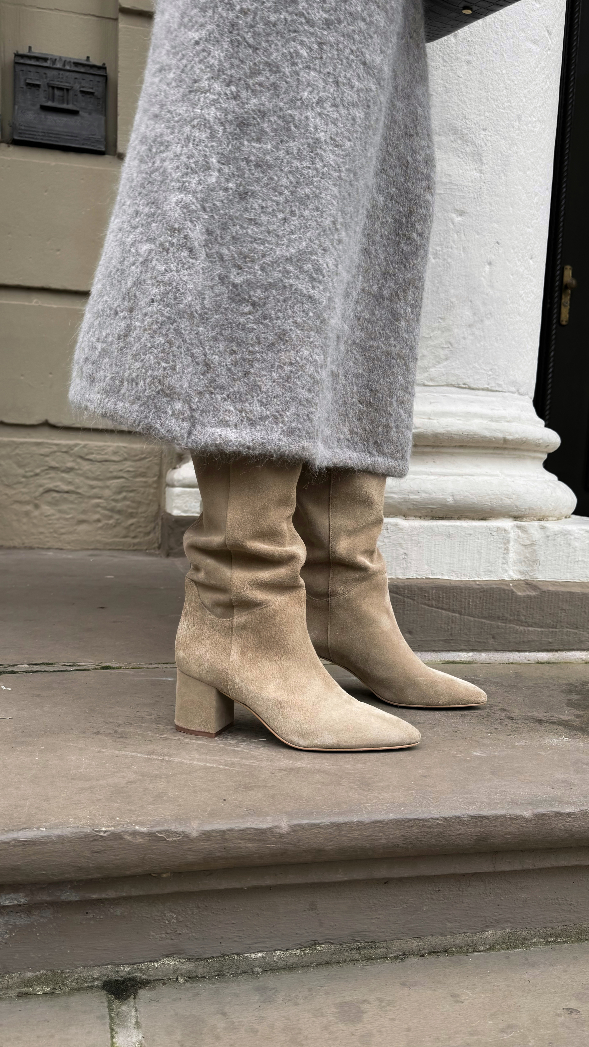 Beige suède hoge laarzen met hak