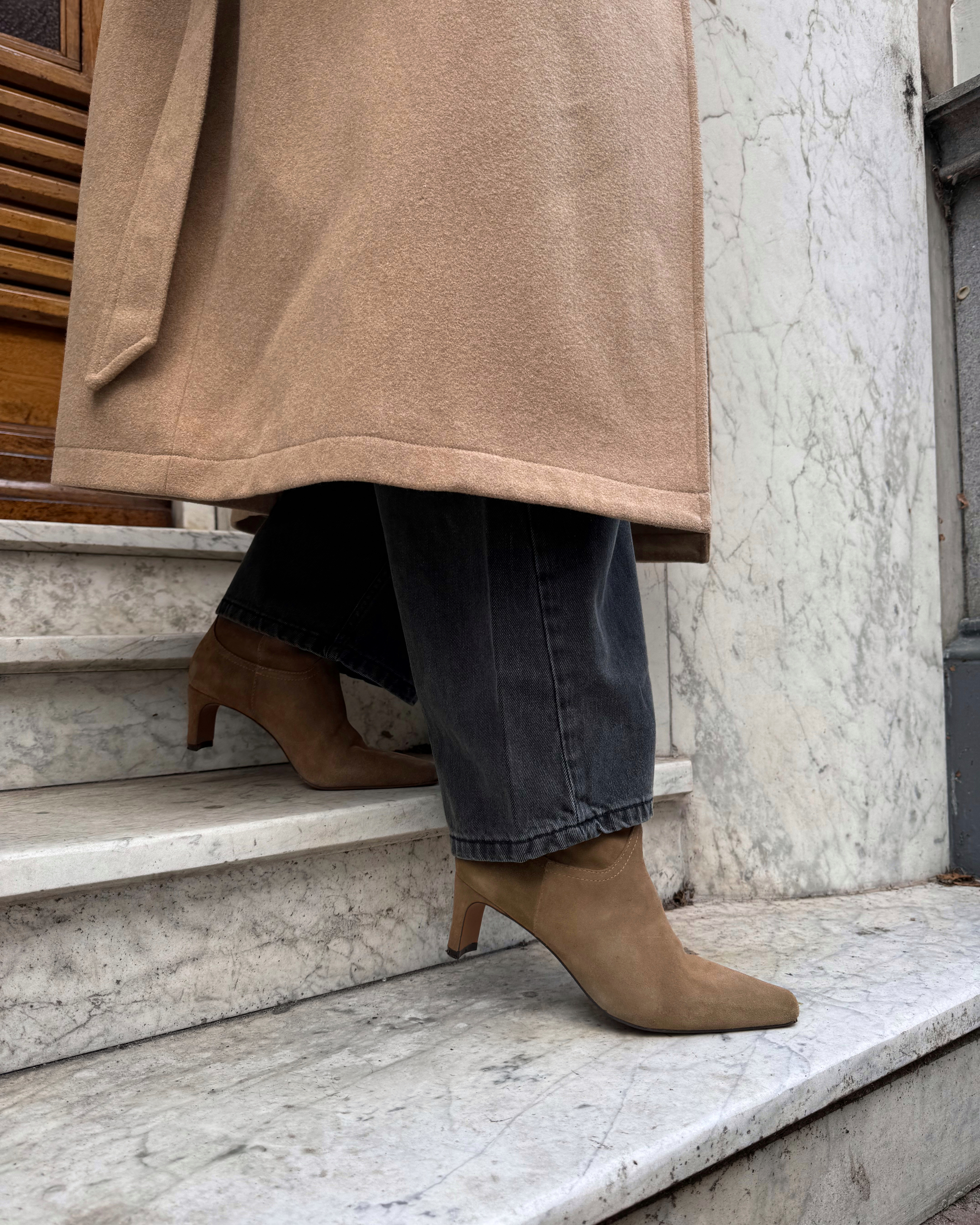 Beige suède enkellaarsjes met hak